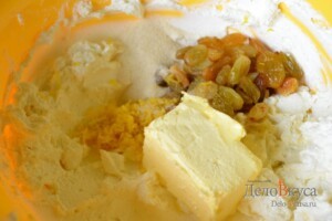 Львовский сырник: Добавить к творогу изюм, цедру лимона и сливочное масло