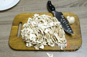 Жюльен из грибов: Тонко порезать грибы