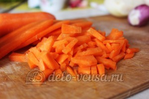 Плов с грибами в мультиварке: Морковь порезать соломкой