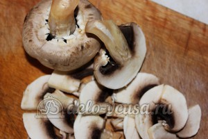 Плов с грибами в мультиварке: Порезать грибы