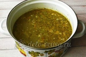 Куриный суп с перловкой: Добавляем в бульон овощи и мясо