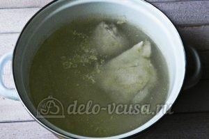 Куриный суп с перловкой: Варим перловку в бульоне 20-30 минут