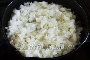 Котлеты из рисовой каши: Обжариваем лук