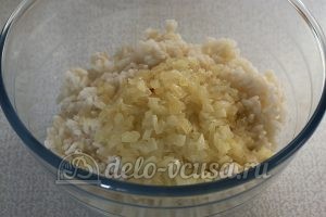 Котлеты из рисовой каши: Соединяем лук и рис