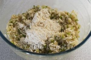 Котлеты из рисовой каши: Всыпаем просеянную пшеничную муку