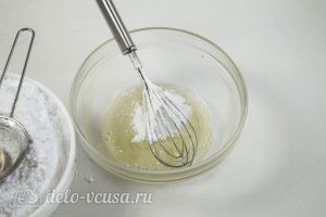 Глазурь для пряников: Вмешиваем сахарную пудру