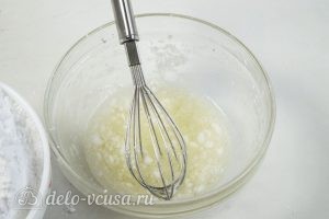 Глазурь для пряников: Вмешиваем сахарную пудру частями