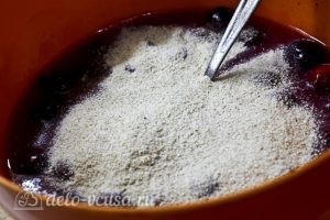 Штрудель с вишней из слоеного теста: Добавить панировочные сухари