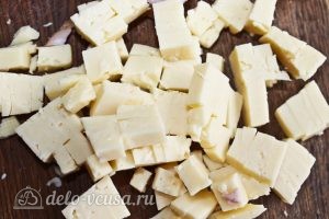 Кексы с колбасой: Нарезаем сыр