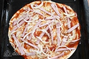 Пицца с вареной колбасой и сыром: Выкладываем лук