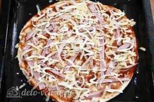 Пицца с вареной колбасой и сыром: Выкладываем сыр