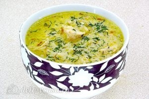 Куриный суп с рисом и сыром готов