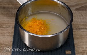 Апельсиновый кекс с пропиткой: Соединить цедру с сахаром и водой