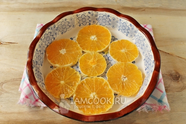 Уложить в форму кружки апельсина