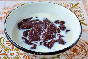 Бефстроганов из говяжьей печени: Залить печень молоком