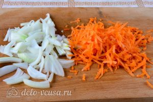 Бефстроганов из говяжьей печени: Измельчить лук и морковь
