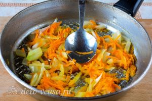 Бефстроганов из говяжьей печени: Обжарить лук и морковь