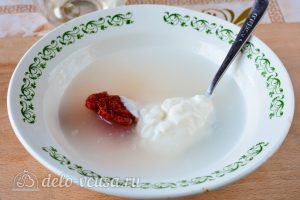 Бефстроганов из говяжьей печени: Приготовить соус из сметаны с томатной пастой
