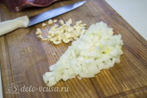 Мясо с фасолью в томатном соусе: Измельчить лук и чеснок