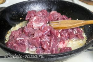 Мясо с фасолью в томатном соусе: Обжарить лук и чеснок