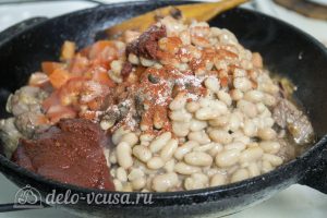 Мясо с фасолью в томатном соусе: Добавить фасоль и томатную пасту