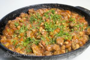 Мясо с фасолью в томатном соусе: Добавляем зелень