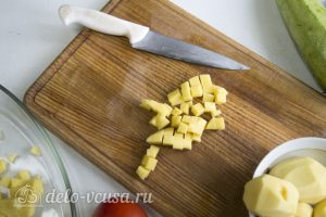 Фрикадельки в духовке с овощами: Порезать картошку