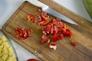 Фрикадельки в духовке с овощами: Порезать перец