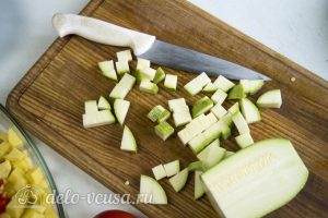 Фрикадельки в духовке с овощами: Порезать кабачок