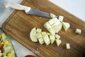 Фрикадельки в духовке с овощами: Порезать баклажан