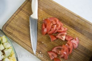 Фрикадельки в духовке с овощами: Порезать помидоры