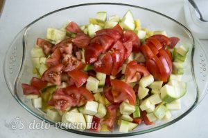 Фрикадельки в духовке с овощами: Положить овощи в форму