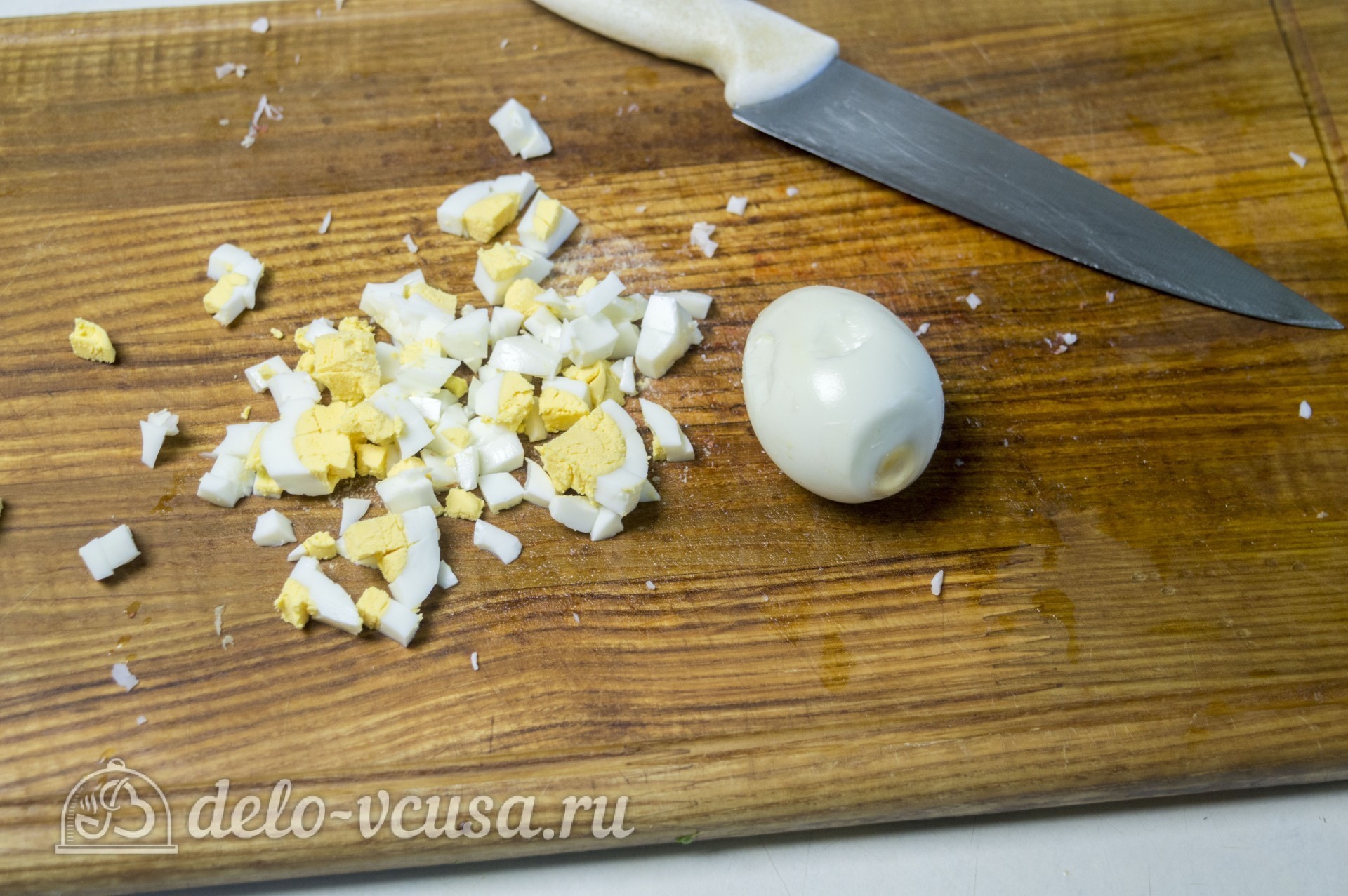 Салат Оливье с креветками: Нарезать яйца