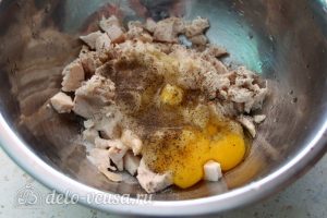 Киш с курицей и брокколи: Добавить яйцо