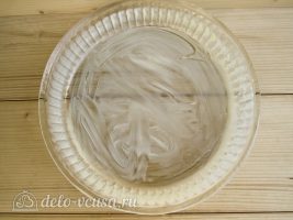 Яблочный пирог Марины Цветаевой: Смазать форму для выпечки