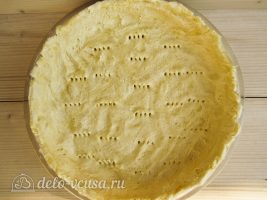 Яблочный пирог Марины Цветаевой: распределить тесто по форме