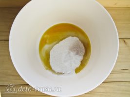 Яблочный пирог Марины Цветаевой: Смешать яйцо и сахар