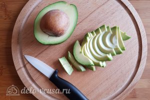 Бутерброды с авокадо и яйцом пашот: Порезать авокадо