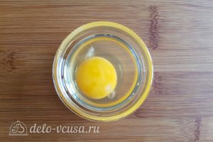 Бутерброды с авокадо и яйцом пашот: Яйцо разбить в пиалу