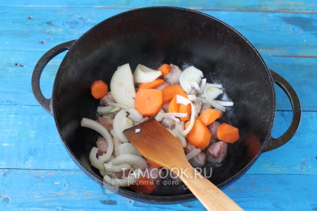 Обжарить мясо с луком и морковью