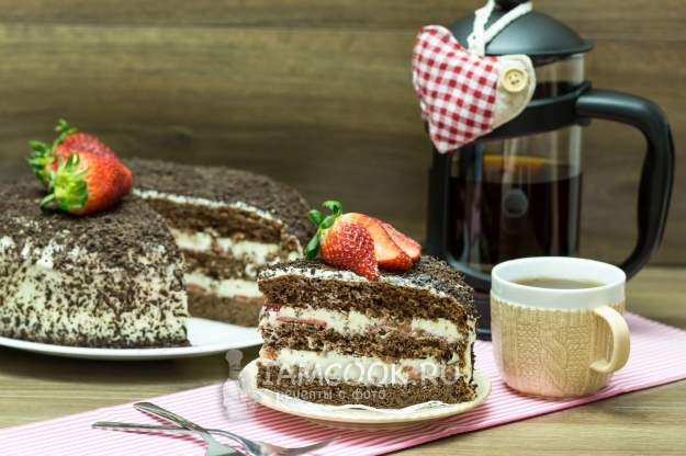Рецепт шоколадного торта с клубникой и шоколадом