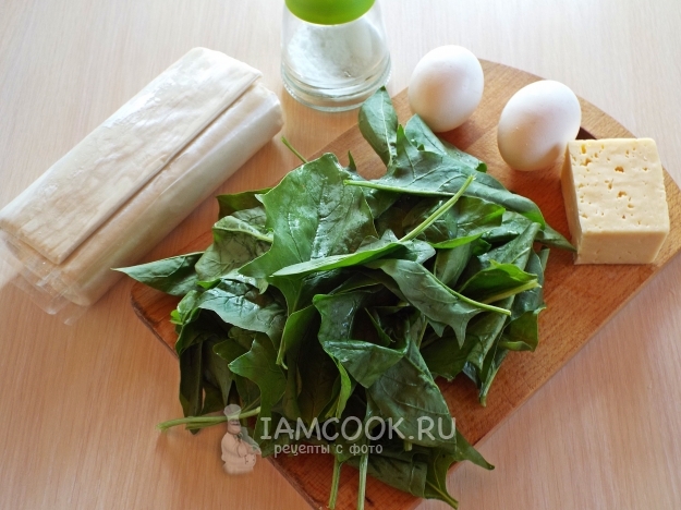 Ингредиенты для пирога «Улитка» со шпинатом, сыром и яйцом