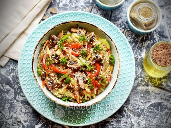 Салат с фунчозой, шампиньонами и овощами — рецепт с фото пошагово