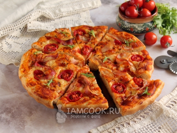 Дрожжевая пицца с беконом и помидорами — рецепт с фото пошагово