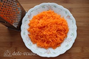 Морковный пирог с орехами: Натереть морковь