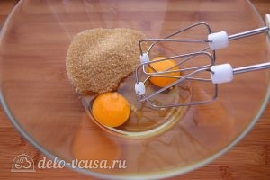 Морковный пирог с орехами: Соединить сахар с яйцами