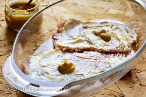 Отбивные из свинины с грибами и сыром в духовке: Смазать майонезом