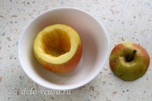 Печеные яблоки с медом и изюмом: фото к шагу 2.