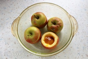 Печеные яблоки с медом и изюмом: фото к шагу 3.