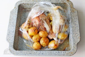 Голень индейки с картошкой в рукаве: фото к шагу 8.